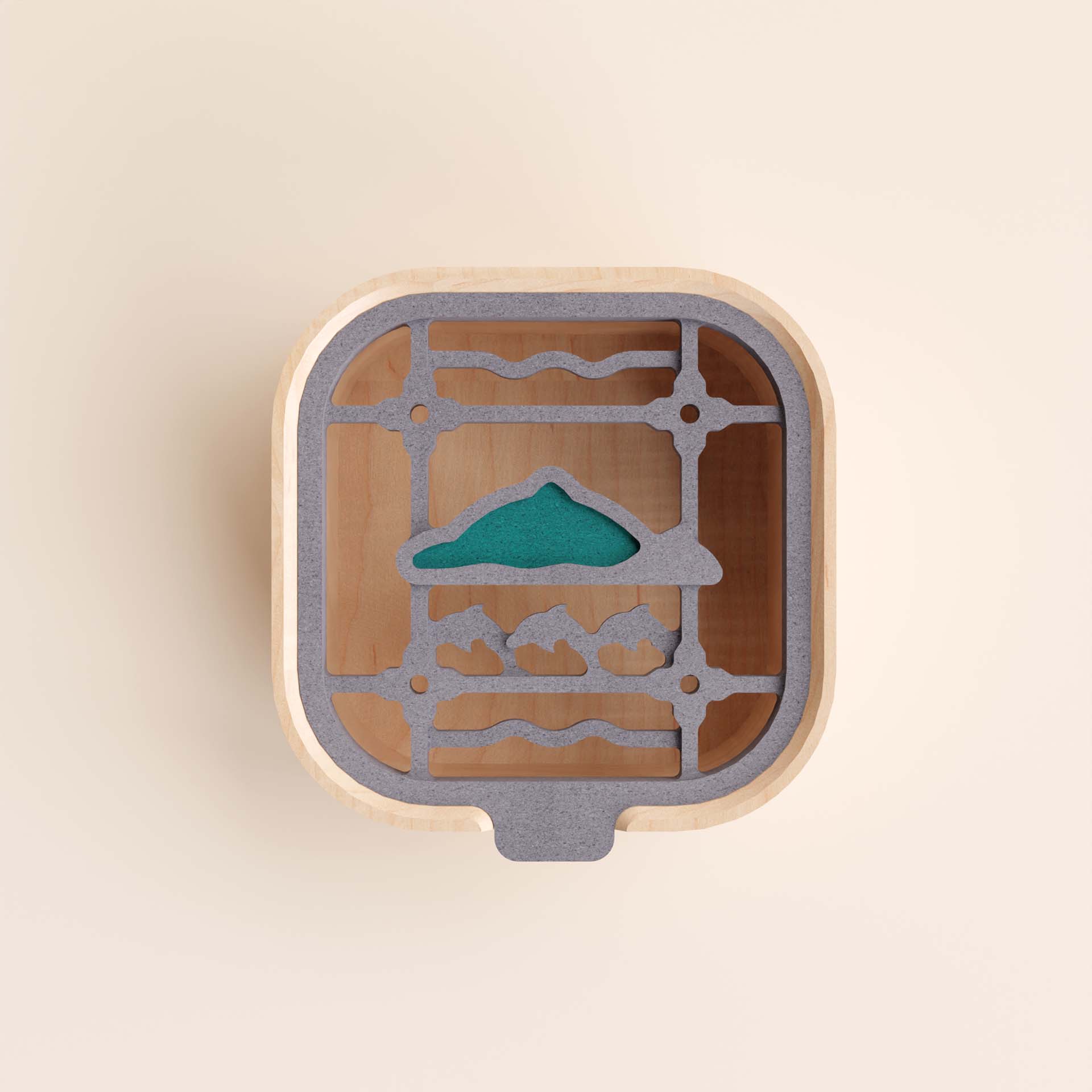宜蘭窗花物語收納盒系列單品展示圖，盒身以淺色木材製作，搭配灰色內層盒蓋。盒蓋圖樣以窗花框架為基礎，中央結合綠色山形、下方魚群與波浪元素，呈現宜蘭山海景致的在地意象。畫面採正上方視角，清楚展現盒蓋的色彩、圖樣與層次細節。
